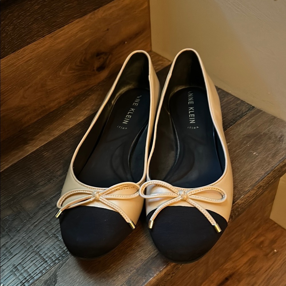 Anne Klein iFlex Women's Black and Camel Flats